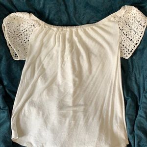 Off the shoulder short sleeve tee